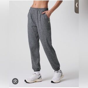 VUORI Women’s Boyfriend Sweatpant Size Small Heather Gray